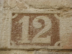 R129に適合する回転式チャイルドシートは12台であることをイメージさせる写真